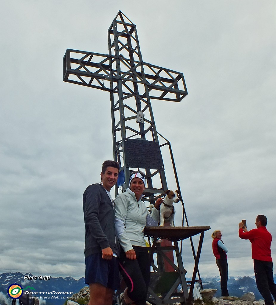 44 Alla croce di vetta del Pizzo Arera (2512 m).JPG